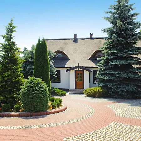 With Thatched Roof, Rekowo Сasa de vacaciones *